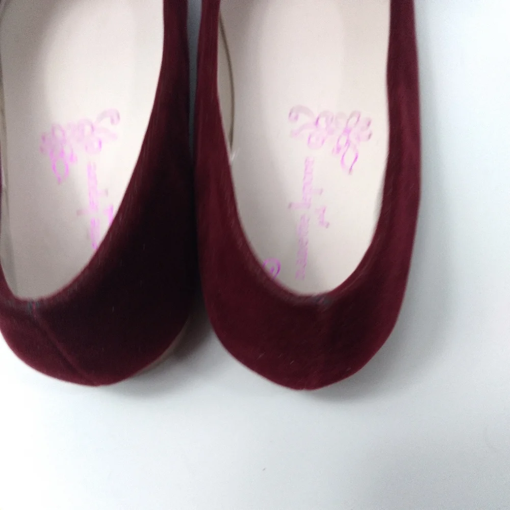 Nanette Le pore burgundy velvet size 4 girl's shoe